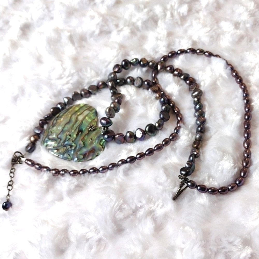𝅺32-IN freshwater pearls with abalone heart pending very beautiful colors